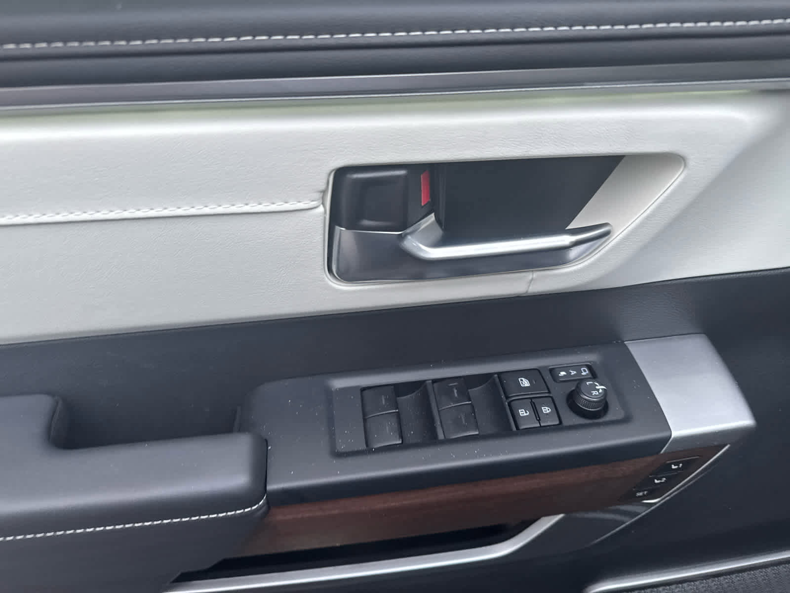 Used 2025 Toyota Sequoia Capstone image 11