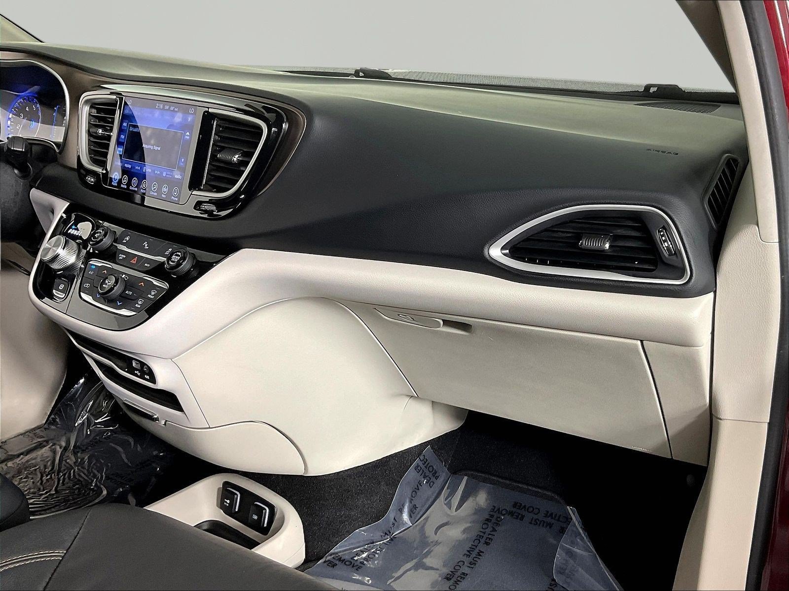 Used 2017 Chrysler Pacifica Touring-L FWD image 27