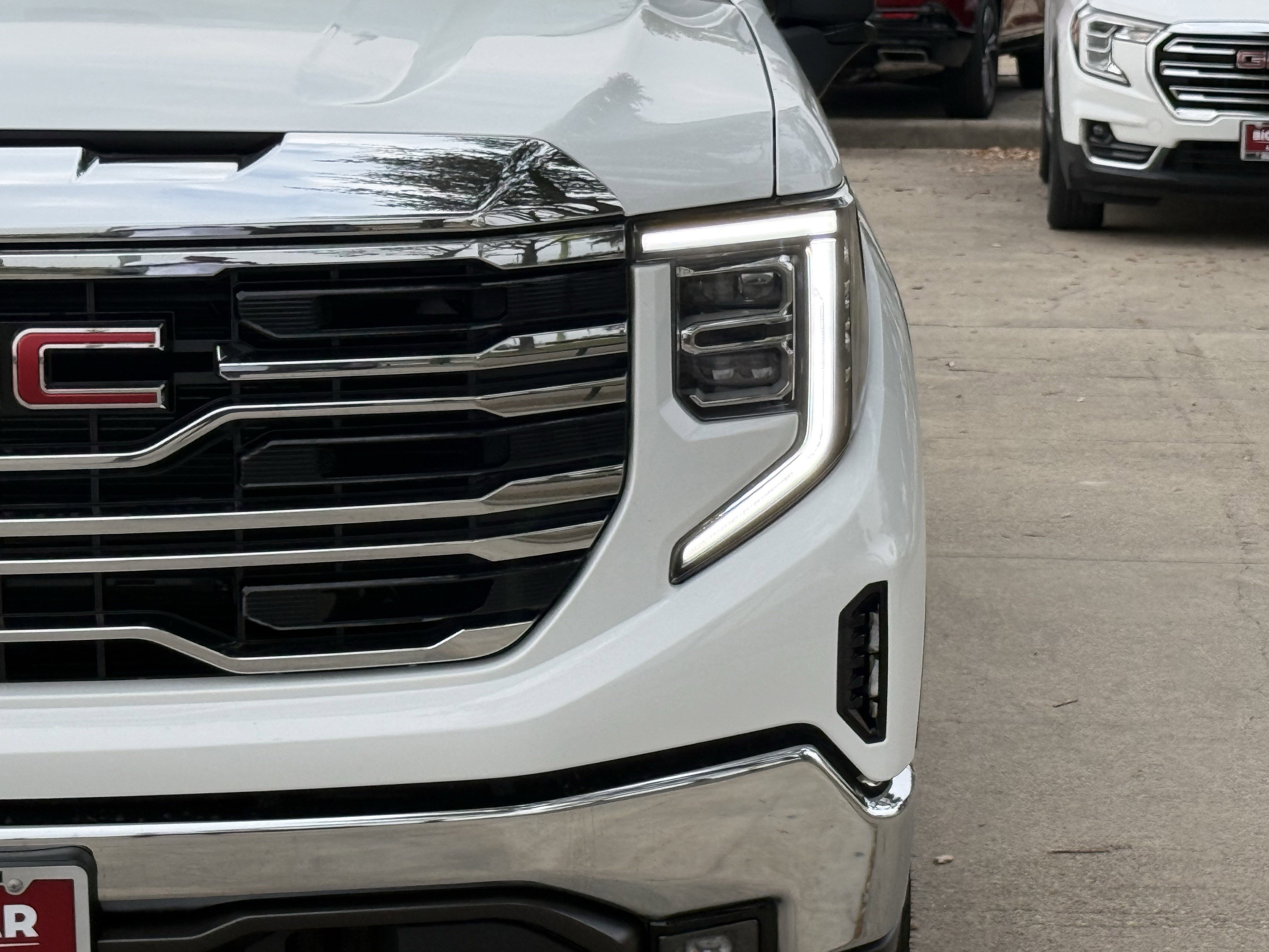 Used 2026 GMC Sierra 1500 SLT image 9