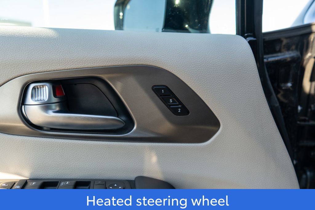 Used 2024 Chrysler Pacifica Select image 19