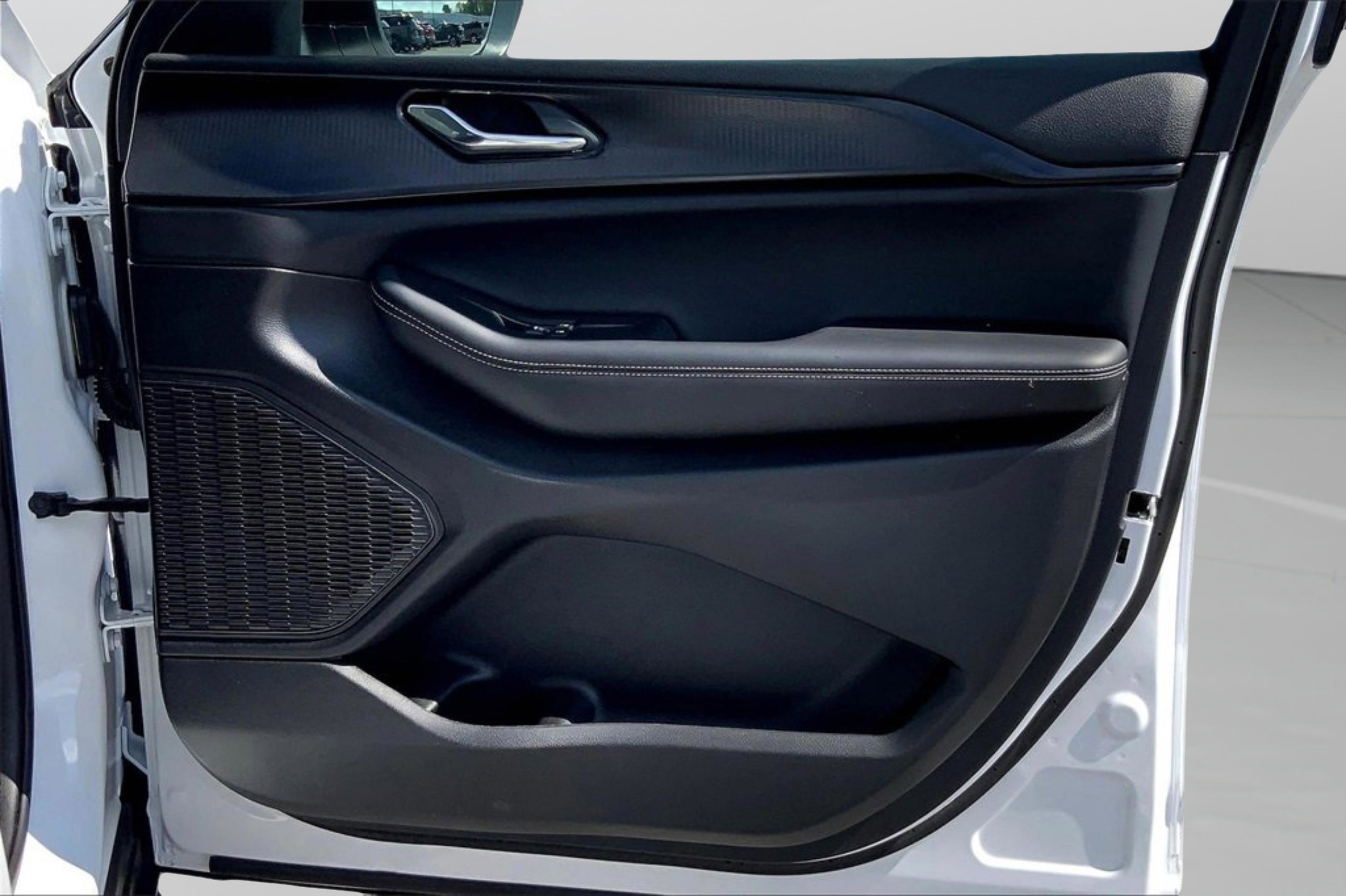 Used 2025 Jeep Grand Cherokee Laredo X image 25