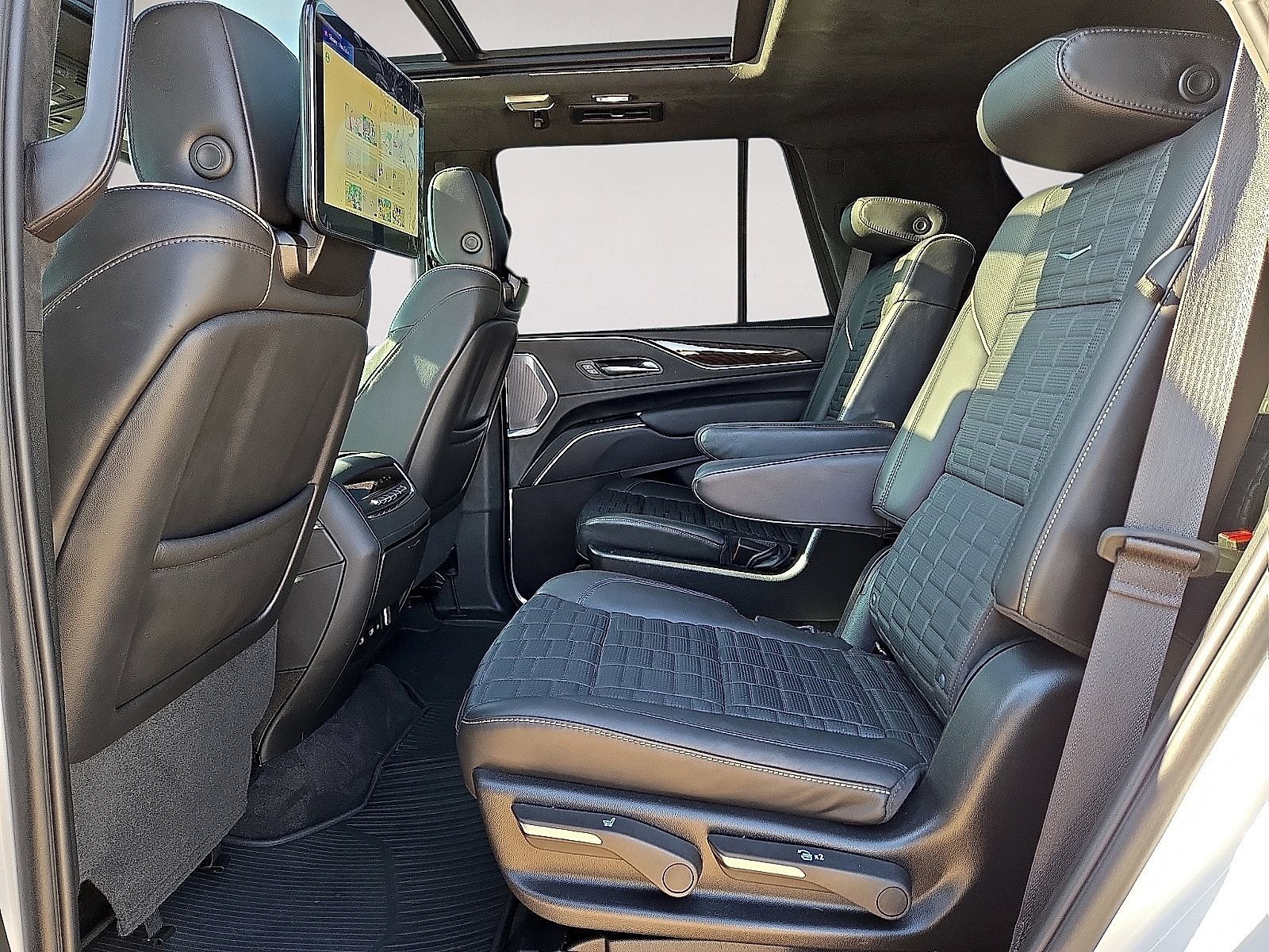 Used 2024 Cadillac Escalade Sport Platinum w/ LPO, ONYX Package AWD/4WD image 17