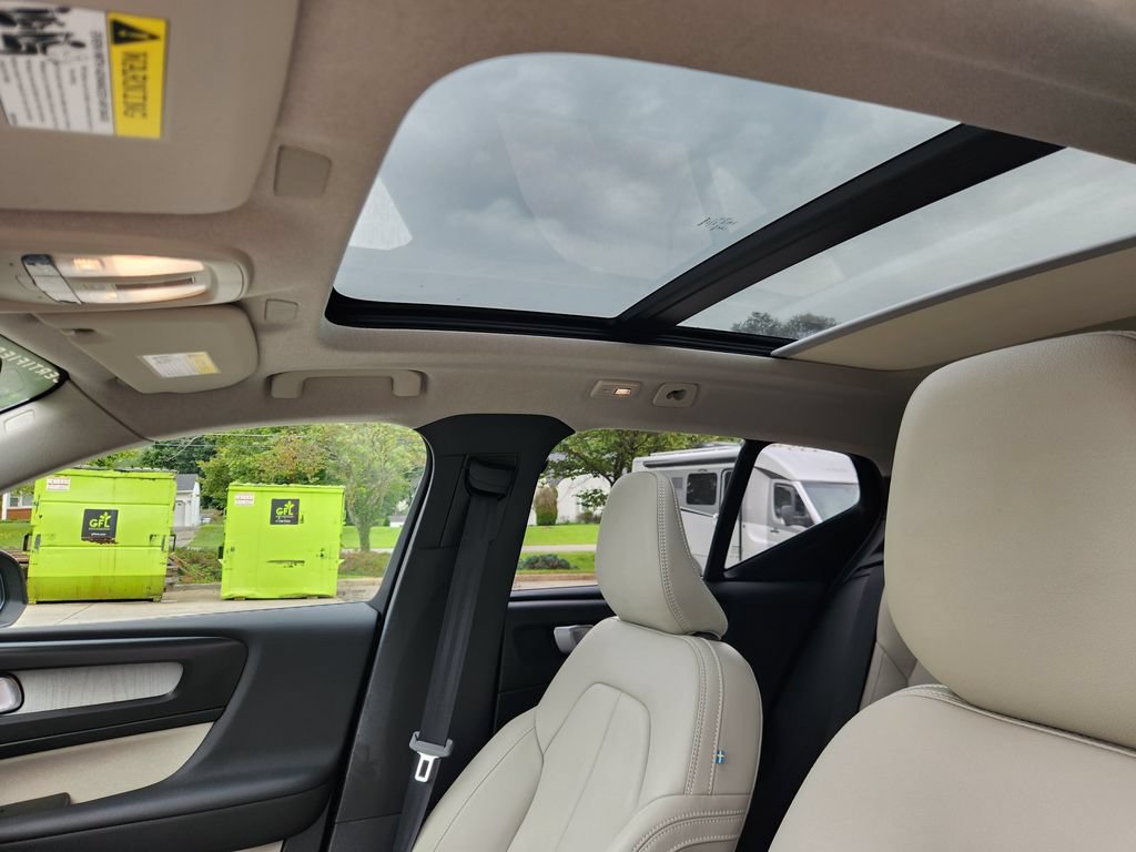 Certified 2025 Volvo XC40 B5 Plus AWD/4WD image 10