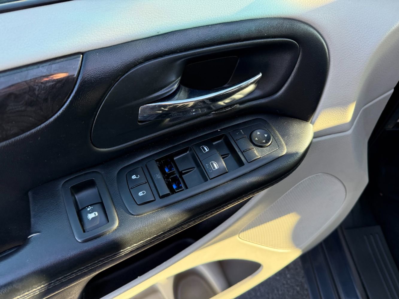 Used 2014 Dodge Grand Caravan SXT image 16