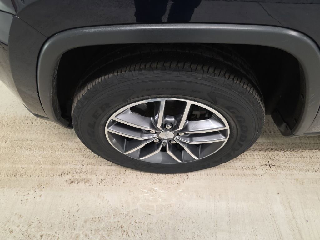 Used 2018 Jeep Grand Cherokee Limited w/ Luxury Group II image 2