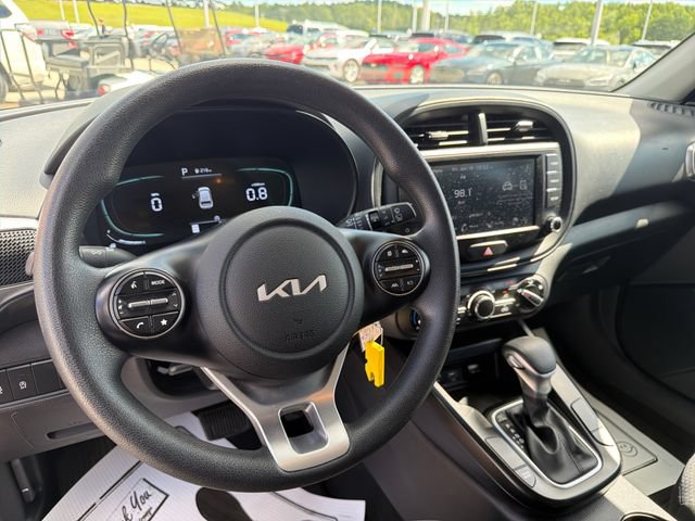 Used 2025 Kia Soul LX w/ LX Technology Package FWD image 13