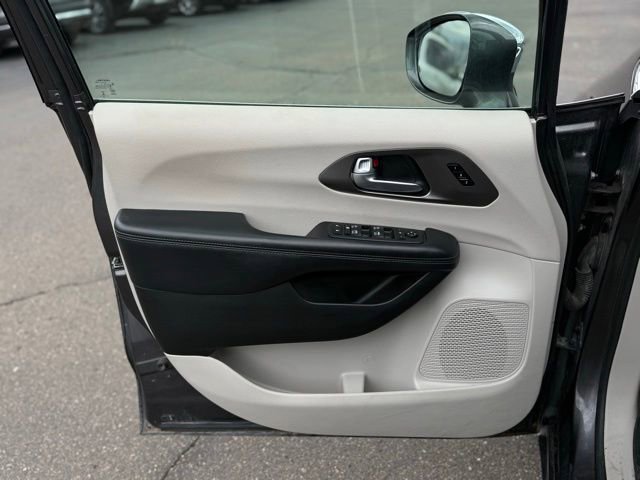 Used 2019 Chrysler Pacifica Limited FWD image 14