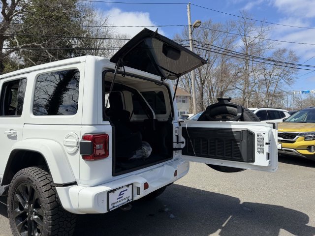 Used 2022 Jeep Wrangler Unlimited Sahara AWD/4WD image 18