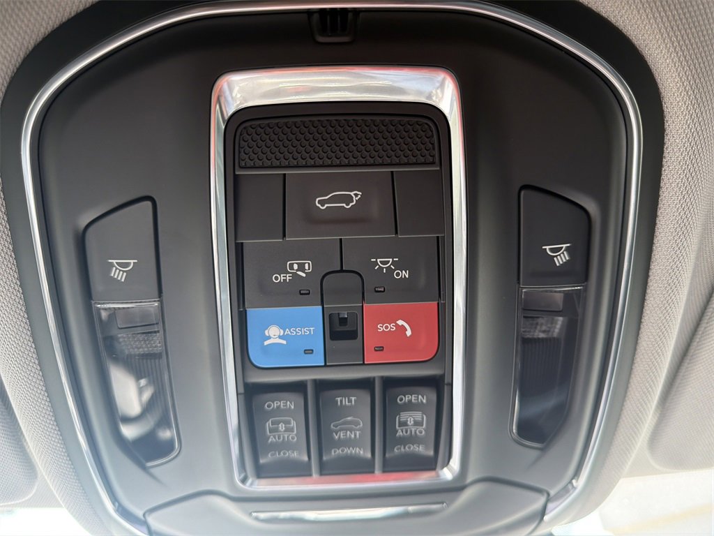 Used 2024 Jeep Grand Cherokee Limited w/ Black Appearance Package image 34