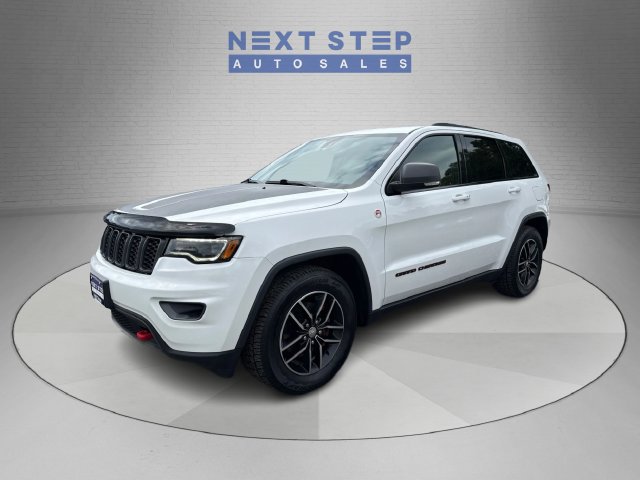 Used 2017 Jeep Grand Cherokee Trailhawk w/ Trailhawk Luxury Group AWD/4WD image 3