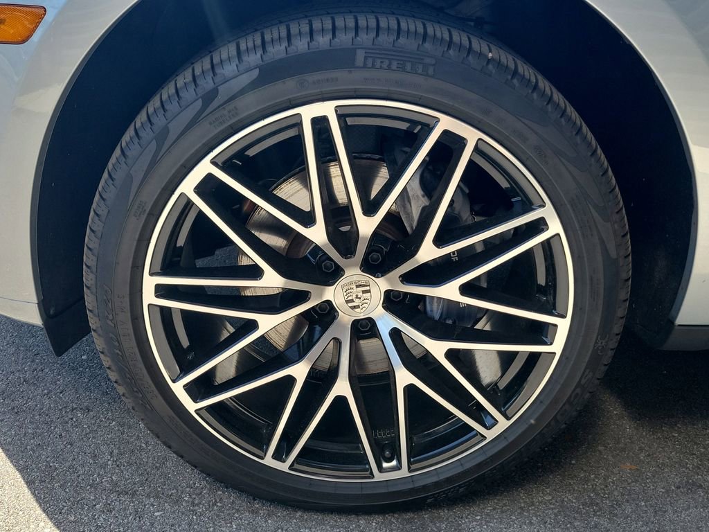 Certified 2025 Porsche Macan image 14