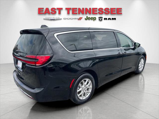Used 2024 Chrysler Pacifica Touring-L image 3