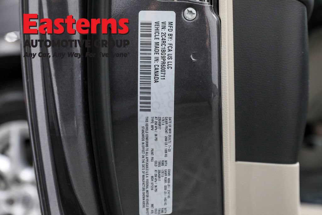 Used 2023 Chrysler Pacifica Touring-L image 38