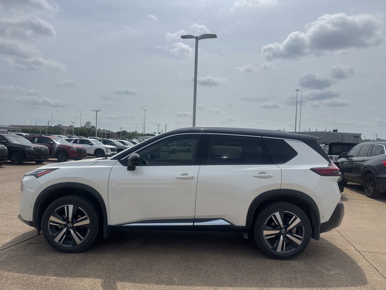 Used 2021 Nissan Rogue Platinum image 9