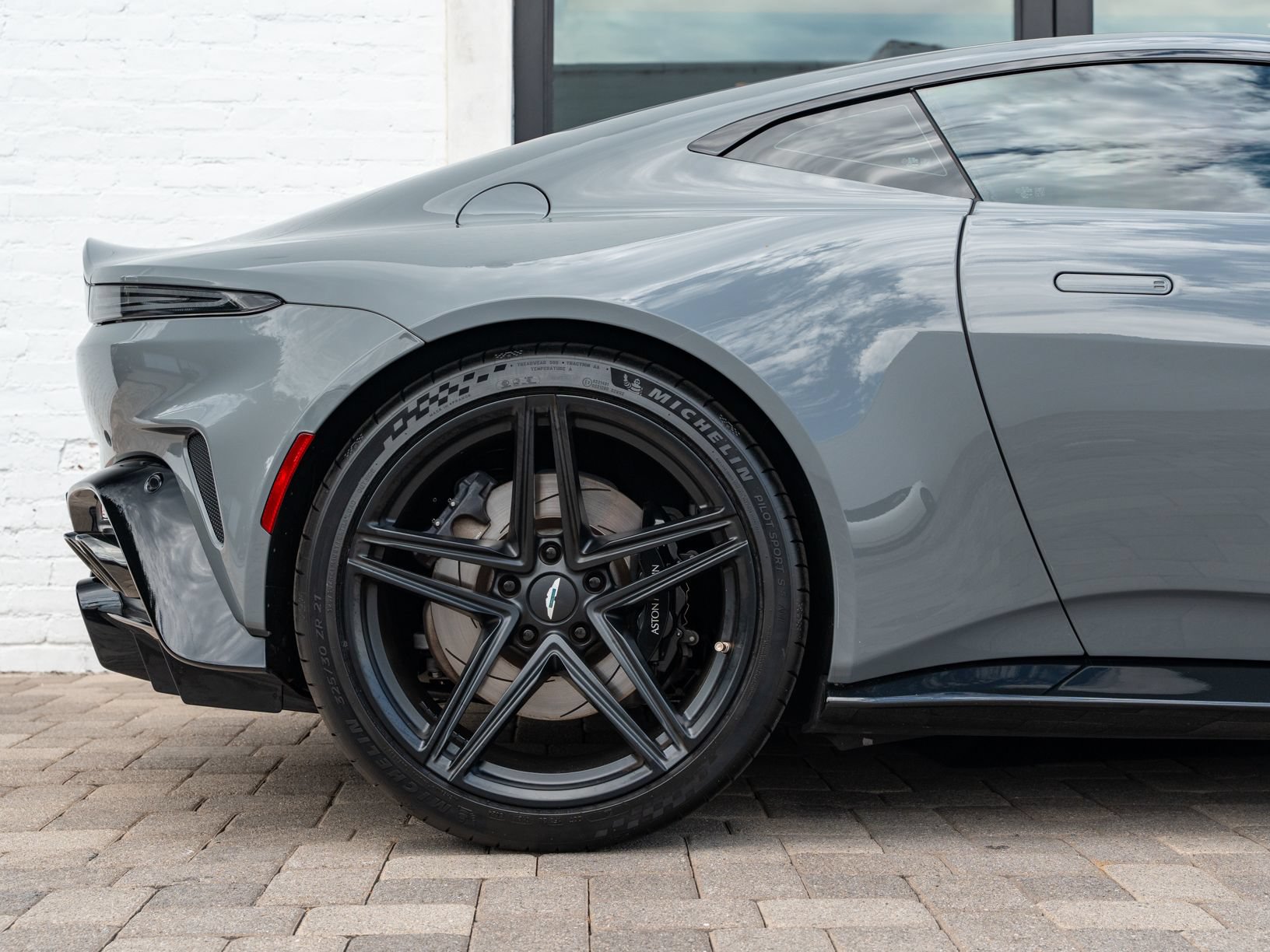 Used 2025 Aston Martin V8 Vantage Coupe RWD image 9