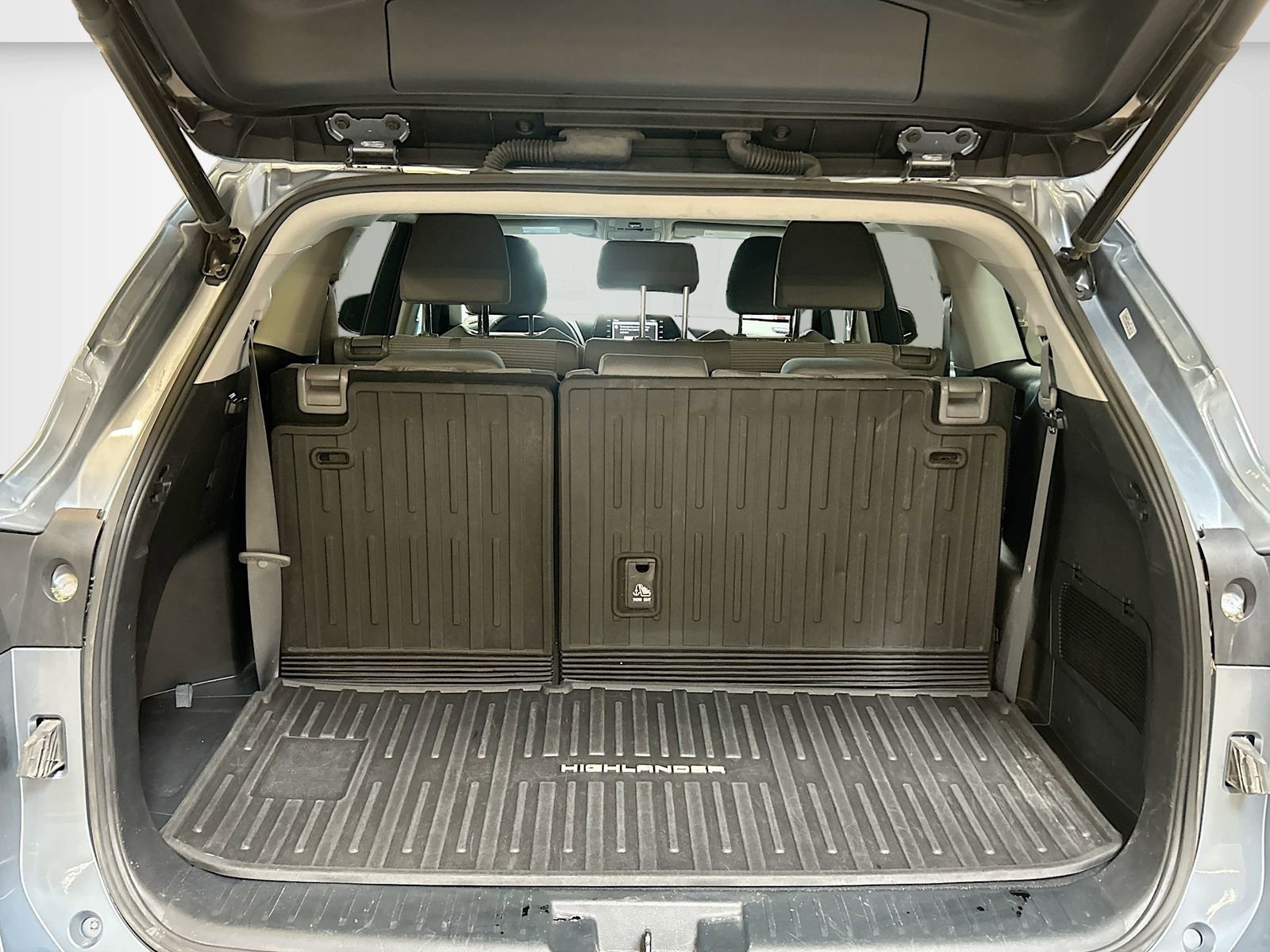 Used 2022 Toyota Highlander LE FWD image 24