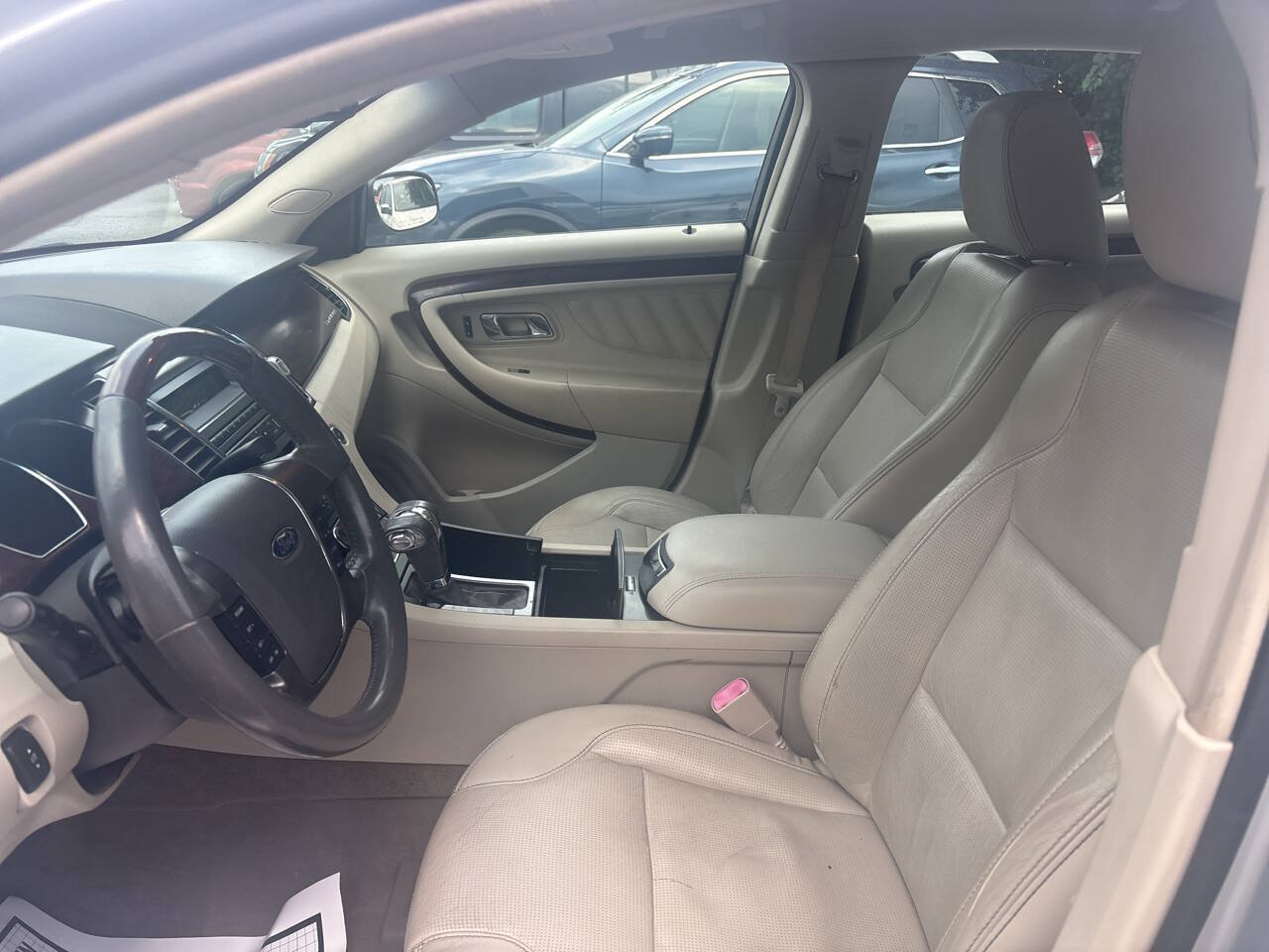 Used 2010 Ford Taurus Limited FWD image 7