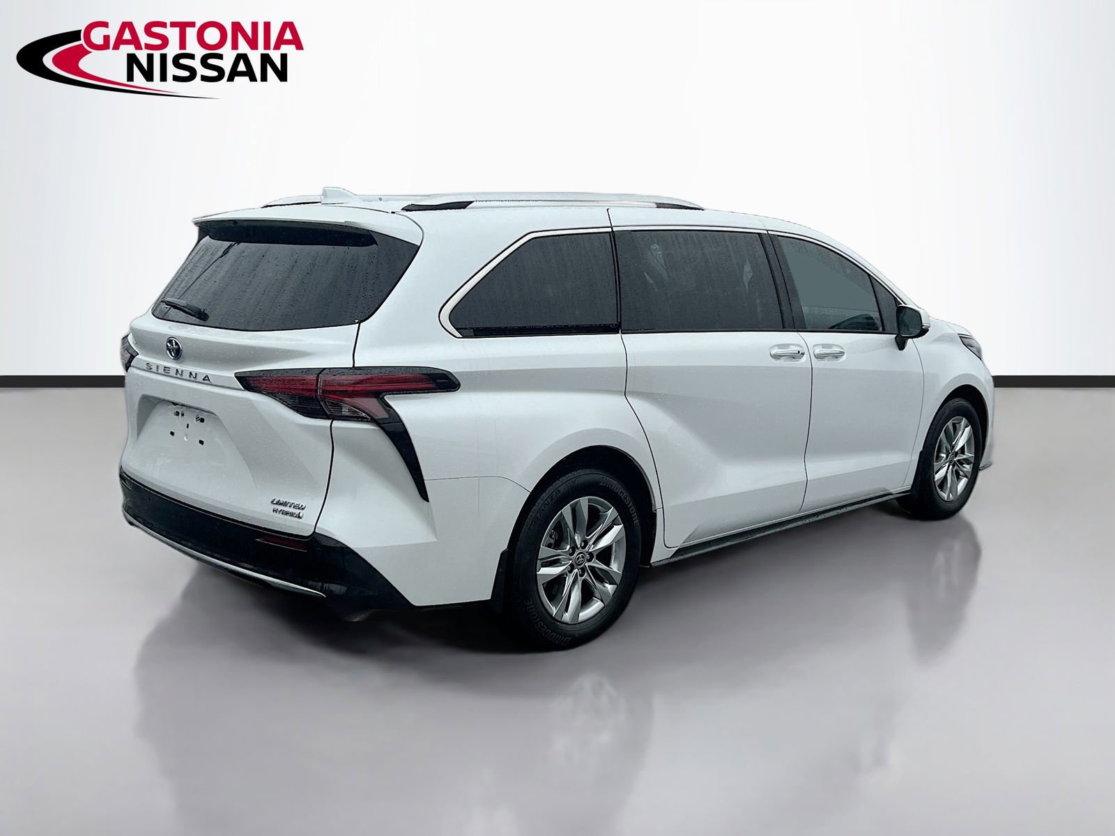 Used 2023 Toyota Sienna Limited image 9