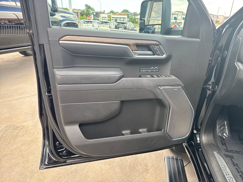 Used 2025 Chevrolet Silverado 1500 High Country w/ High Country Premium Package AWD/4WD image 10