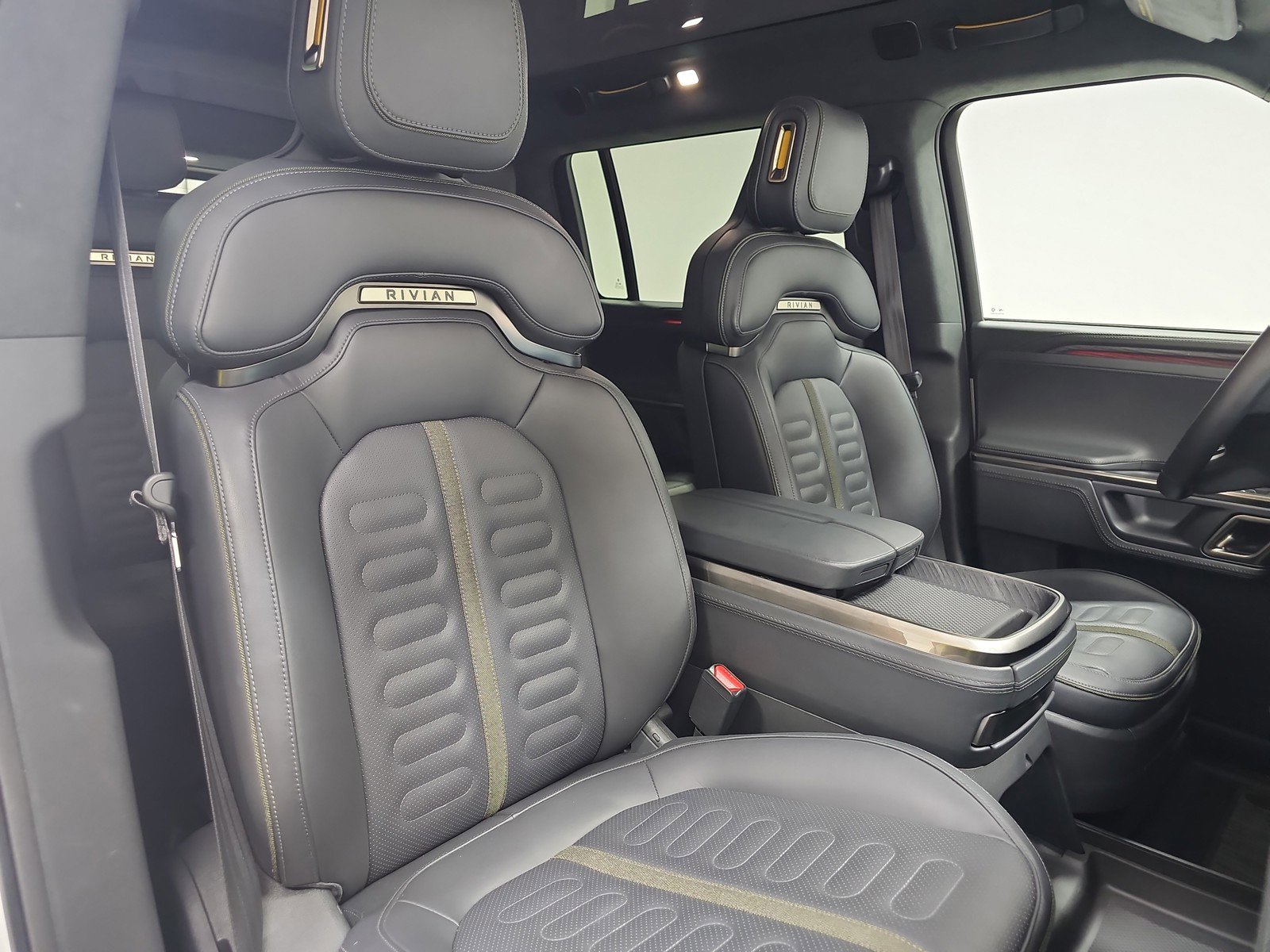 Used 2024 Rivian R1S Adventure AWD/4WD image 24