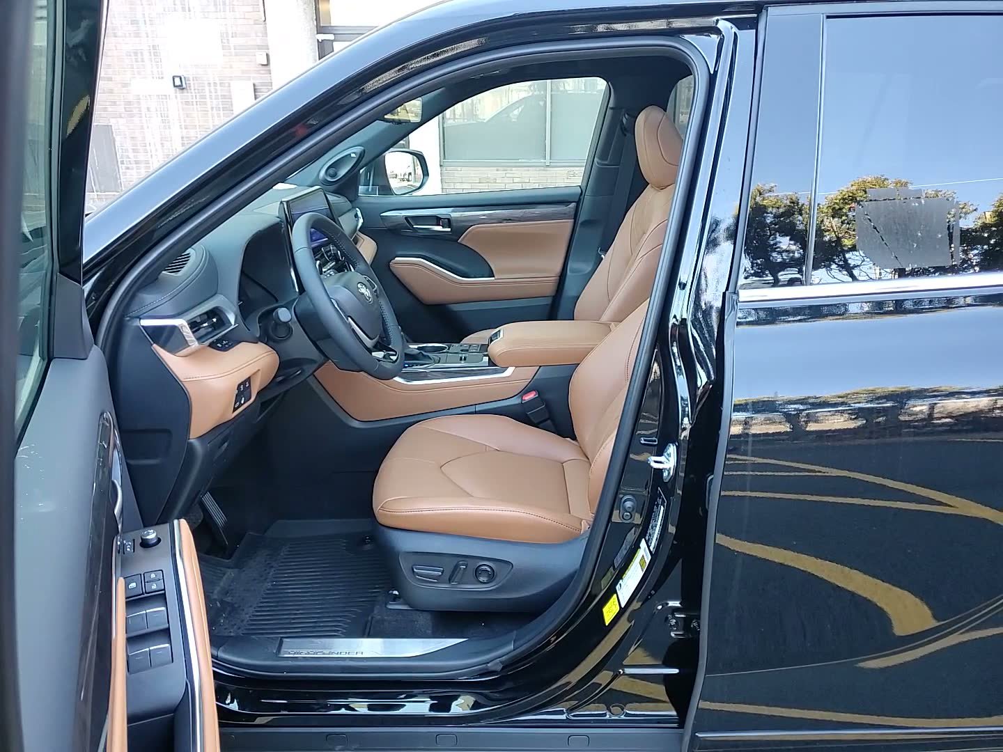 New 2026 Toyota Highlander Platinum image 11