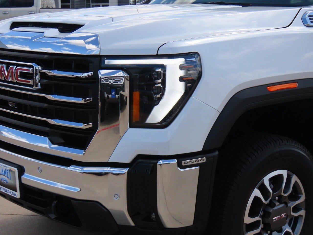 Used 2025 GMC Sierra 2500 SLT w/ SLT Convenience Package image 2