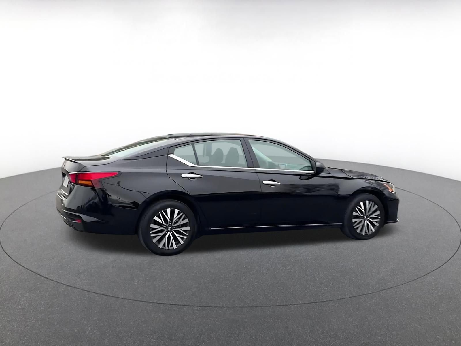 Used 2025 Nissan Altima 2.5 SV image 15