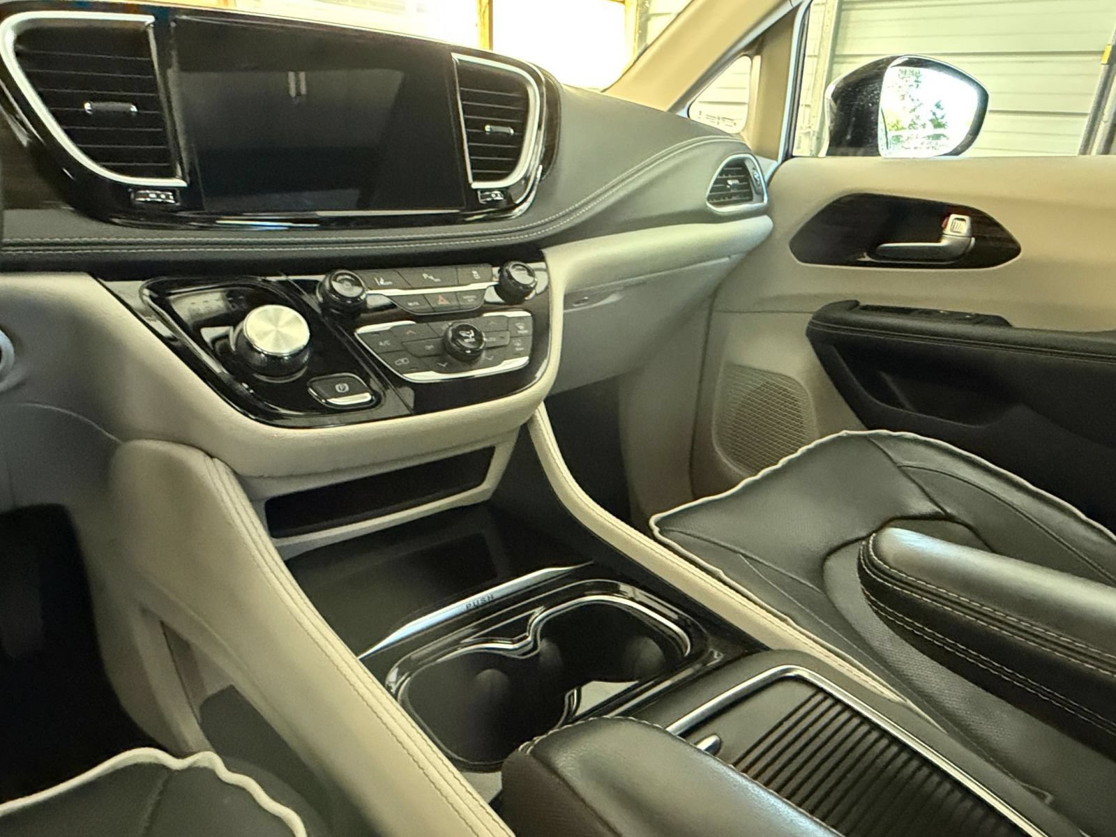Used 2023 Chrysler Pacifica Limited FWD image 42