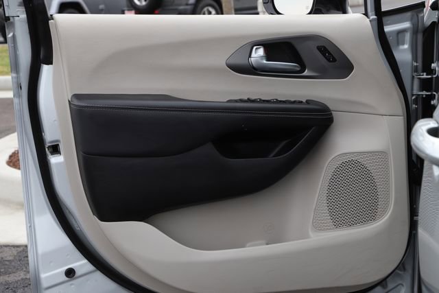 Used 2024 Chrysler Pacifica Touring-L FWD image 14