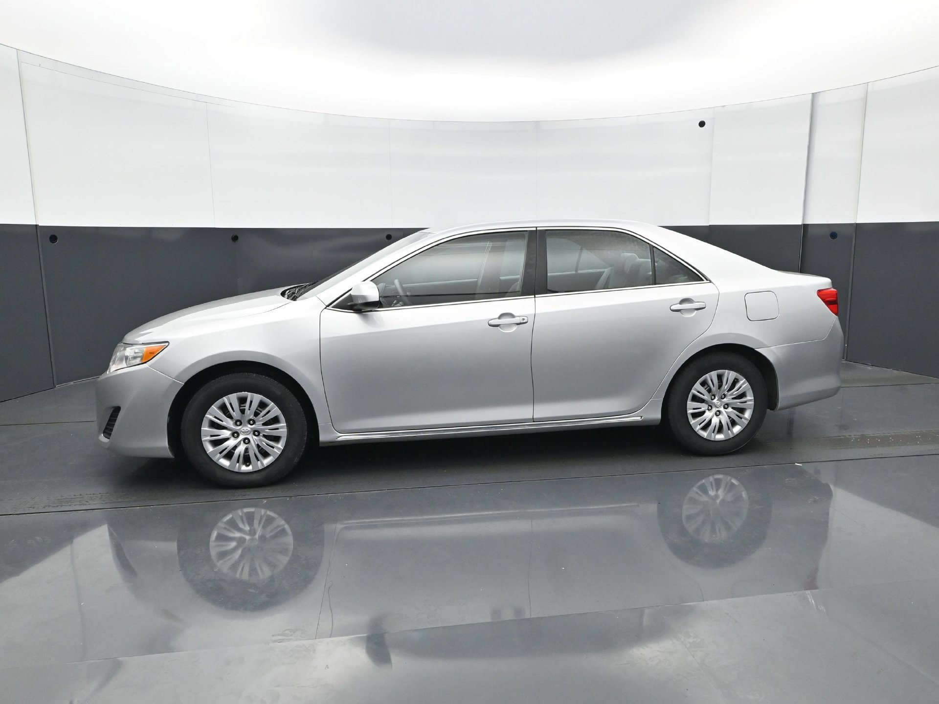 Used 2014 Toyota Camry LE FWD image 3