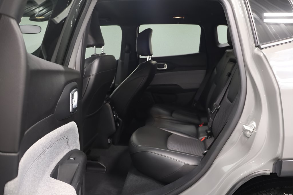 Used 2024 Jeep Compass Latitude AWD/4WD image 16