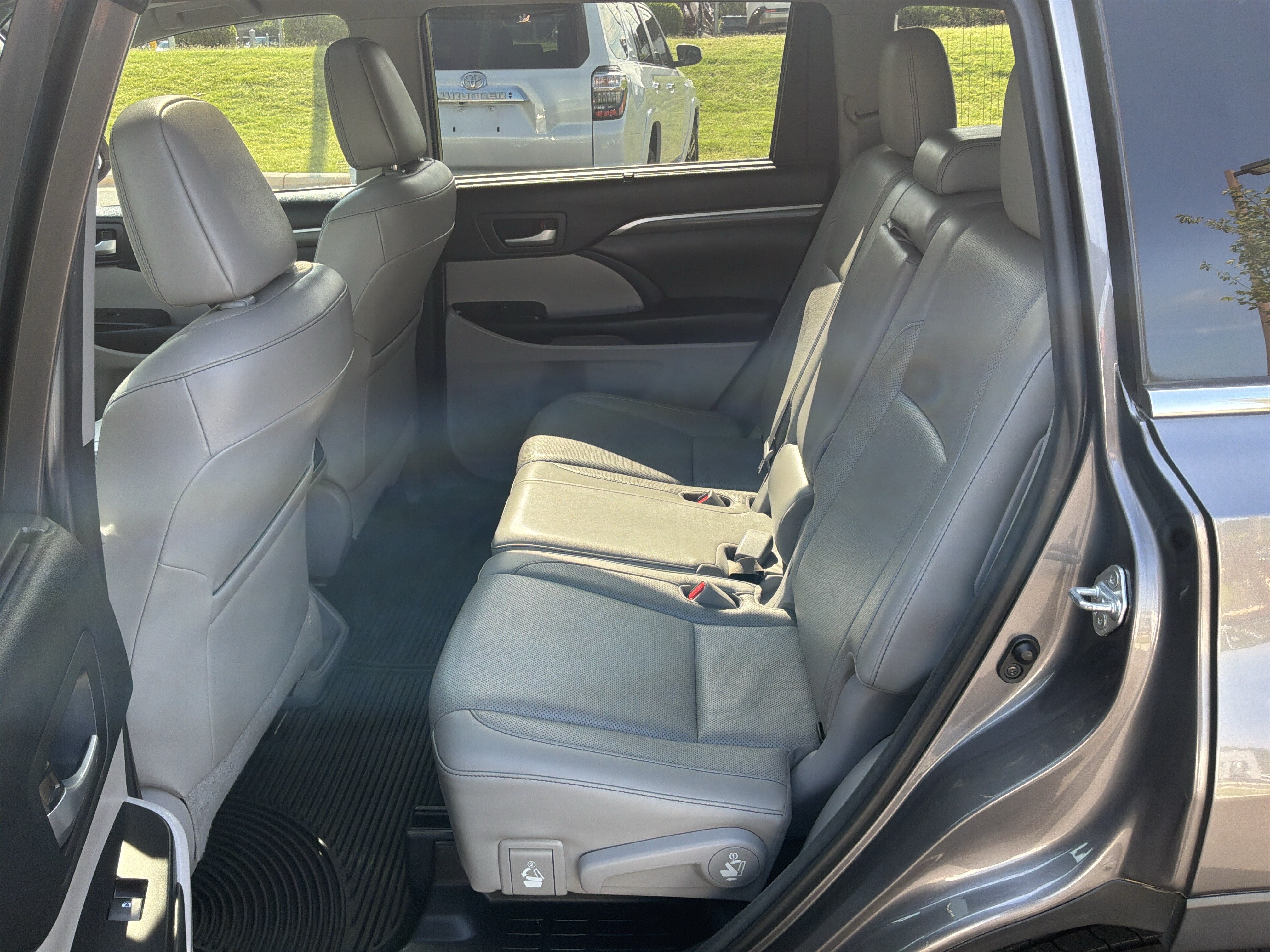 Used 2018 Toyota Highlander Limited FWD image 31