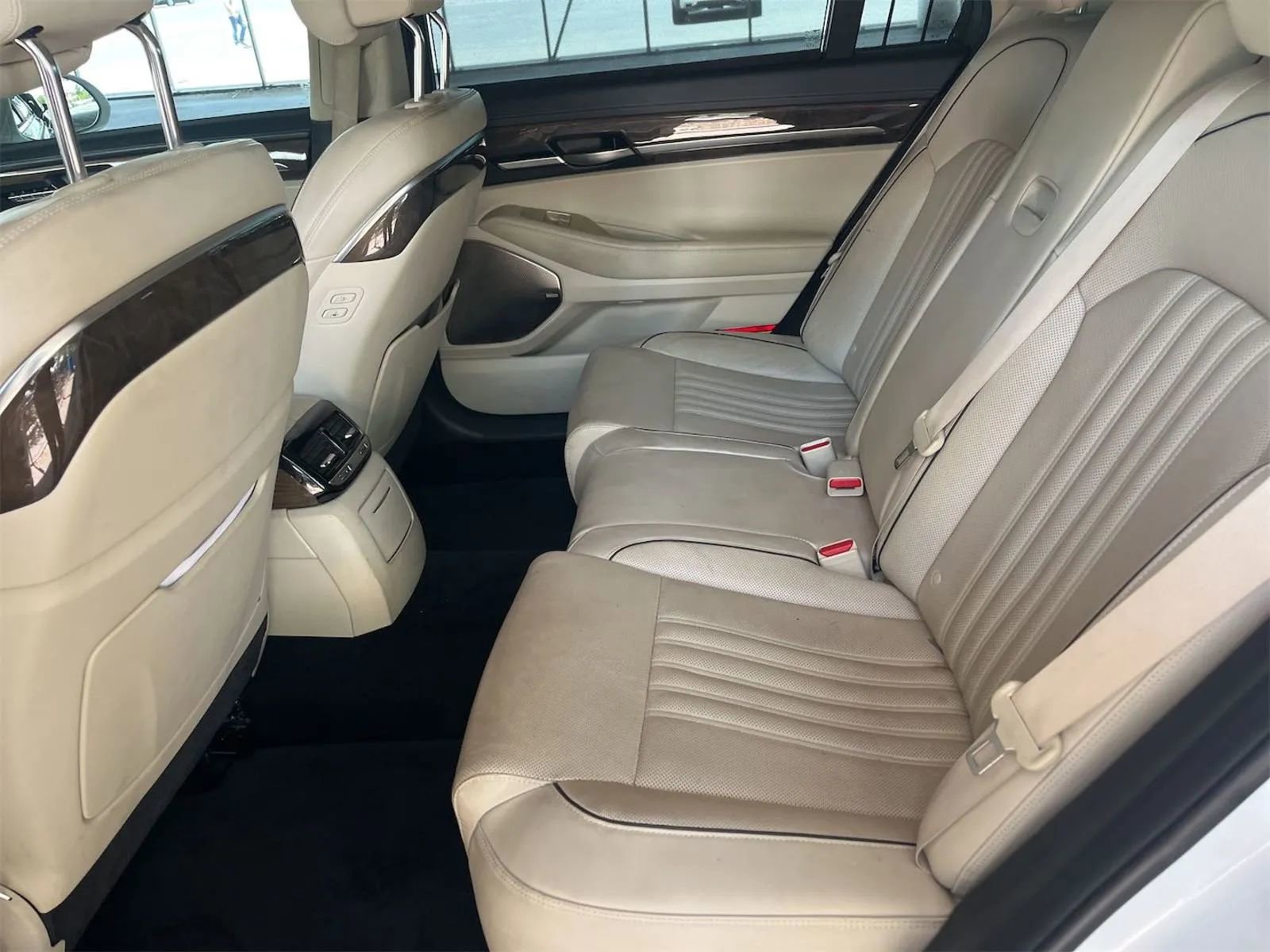 Used 2018 Genesis G90 3.3T Premium RWD image 5