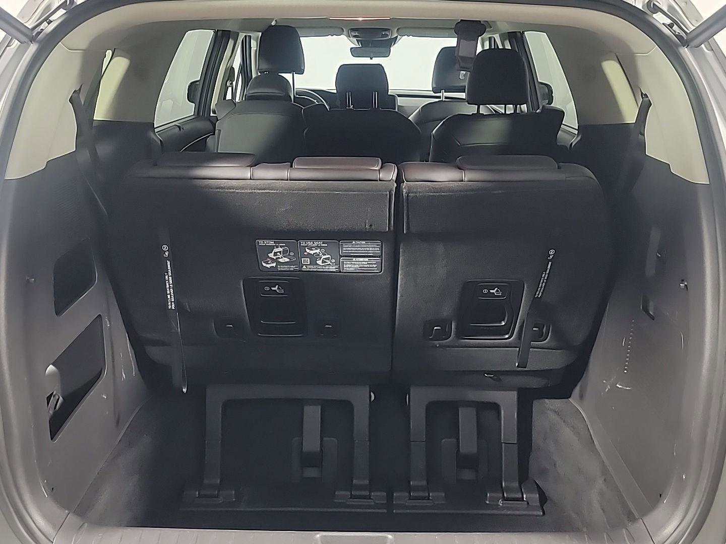 Used 2024 Kia Carnival EX image 9