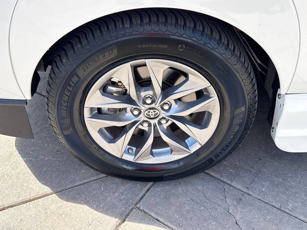 Used 2021 Toyota Sienna XLE AWD/4WD image 16