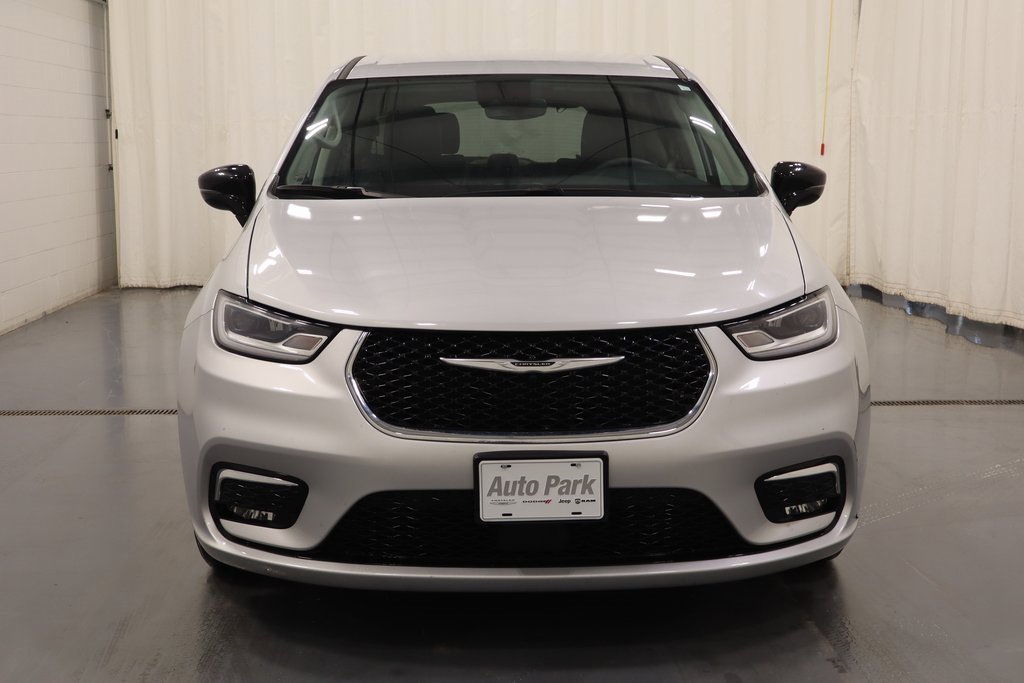 Used 2024 Chrysler Pacifica Touring-L image 4