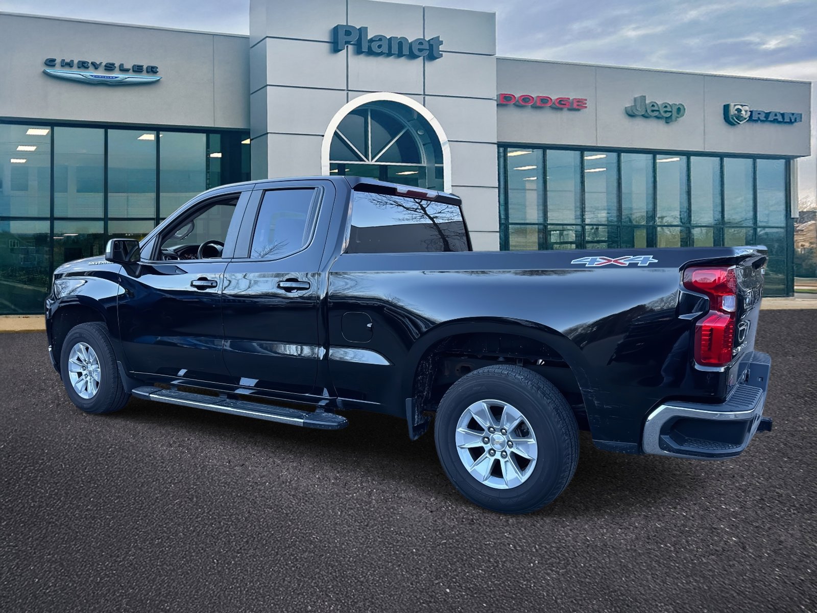 Used 2020 Chevrolet Silverado 1500 LT w/ Trailering Package image 3