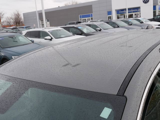 Used 2023 Chrysler Pacifica Touring-L image 11