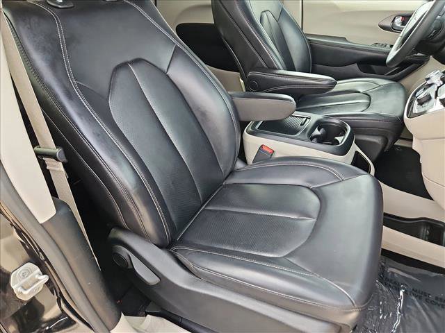 Used 2024 Chrysler Pacifica Touring-L image 20
