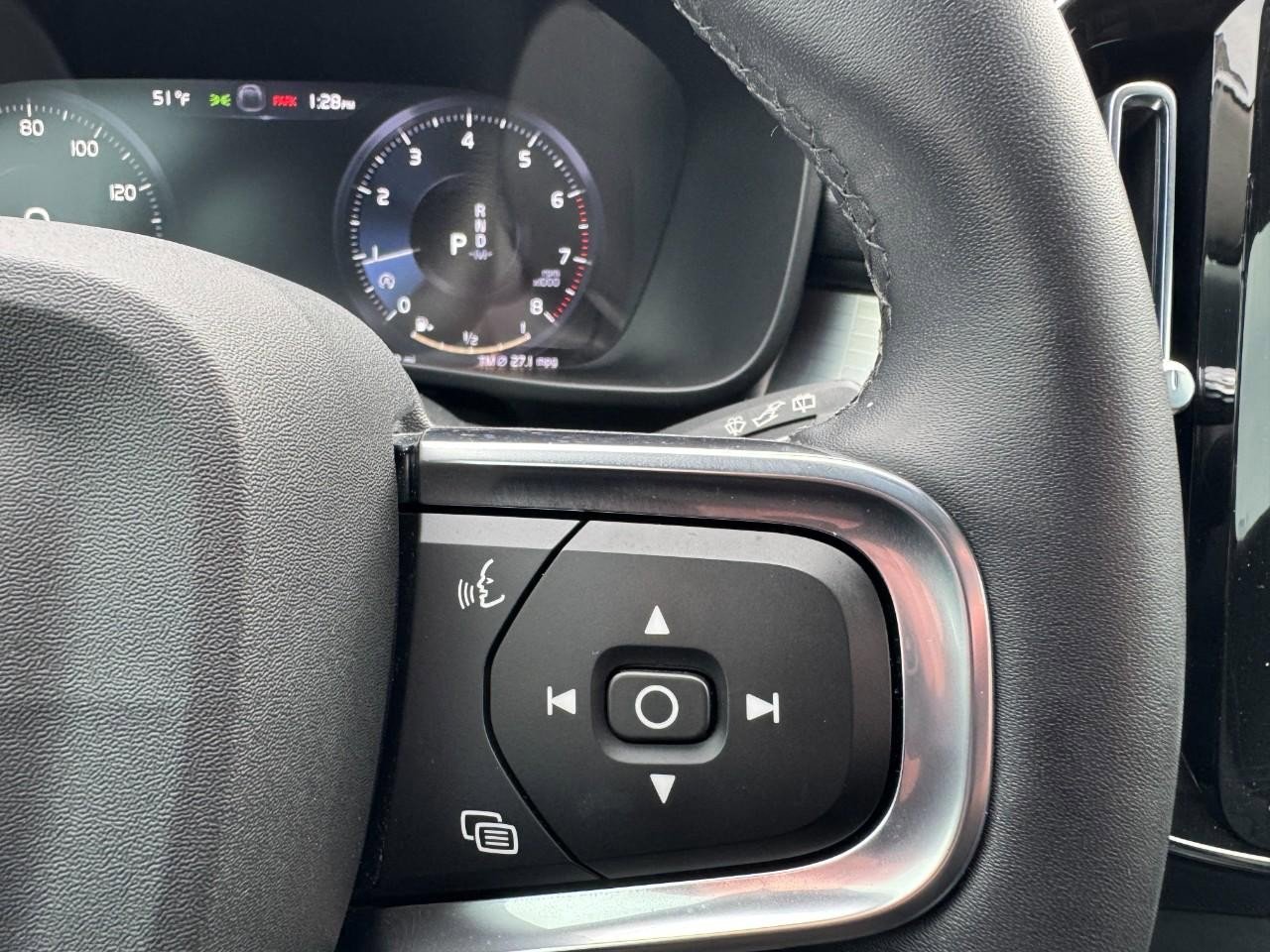 Used 2022 Volvo XC40 T4 Momentum image 21