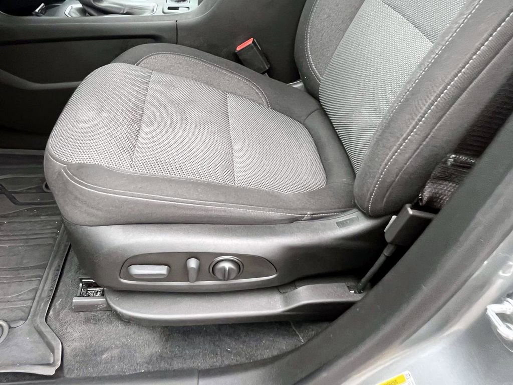 Used 2023 Chevrolet Traverse LT image 6