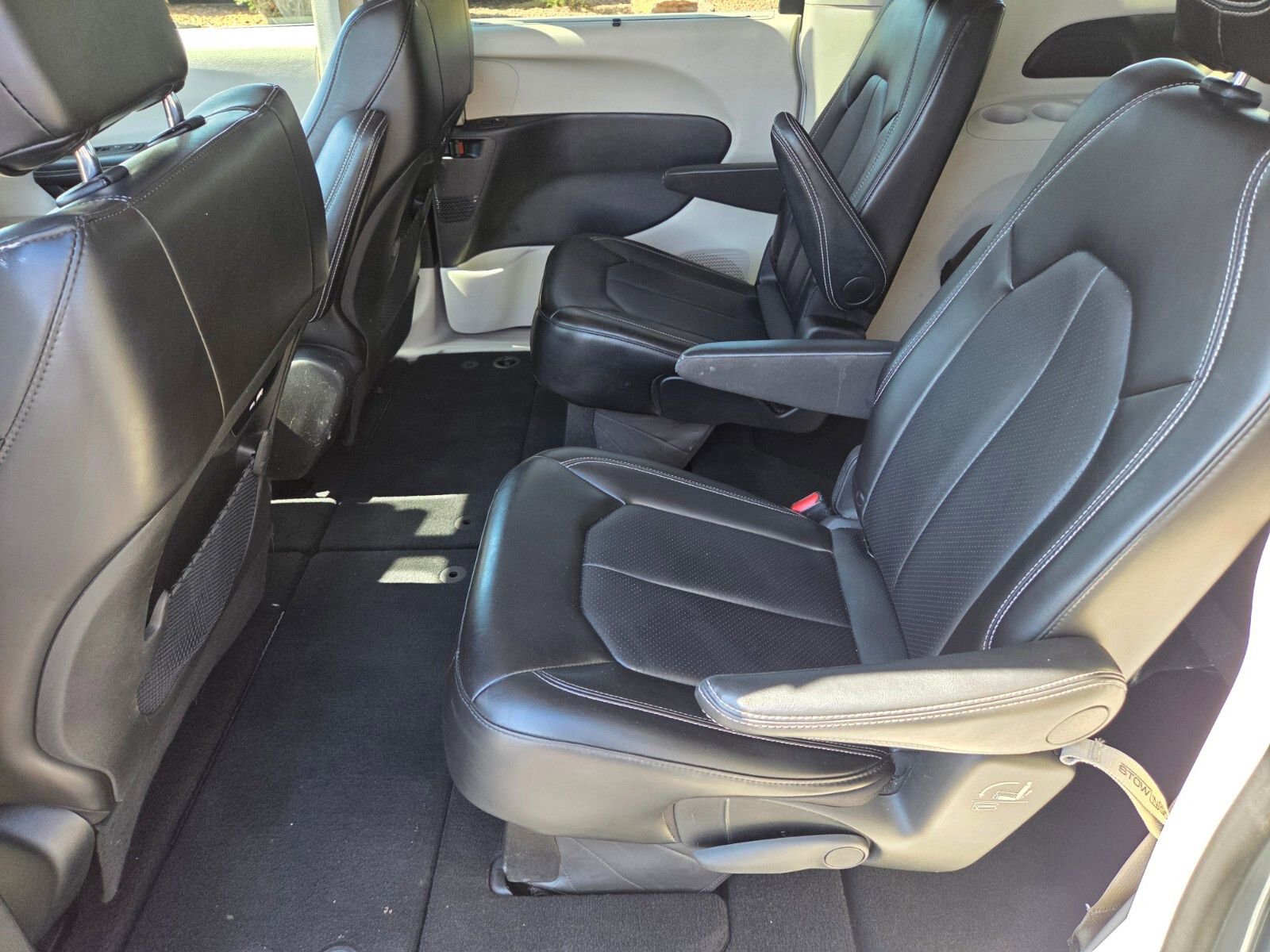 Used 2024 Chrysler Pacifica Touring-L FWD image 11