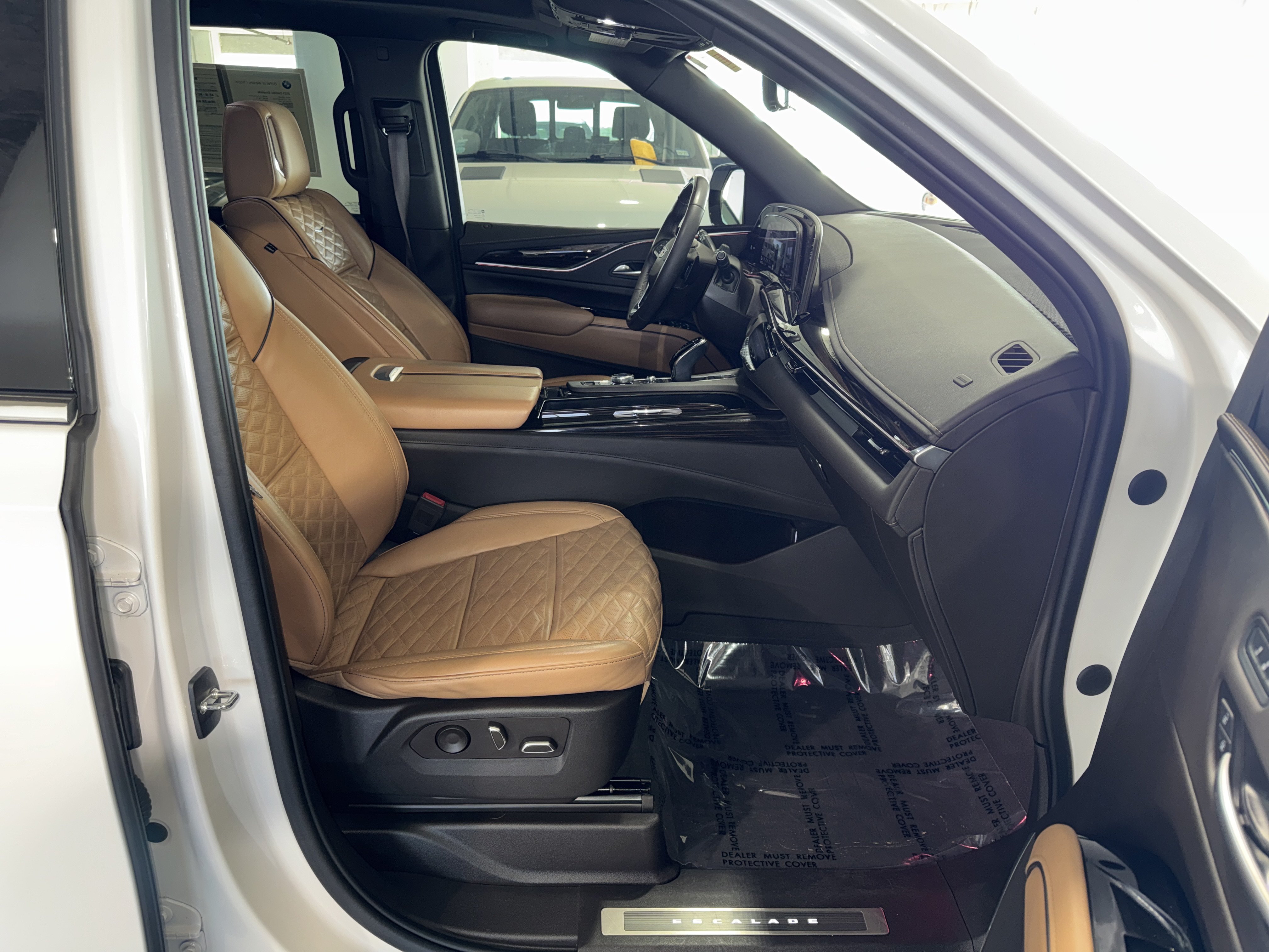 Used 2023 Cadillac Escalade Premium Luxury w/ LPO, Illumination Package AWD/4WD image 10