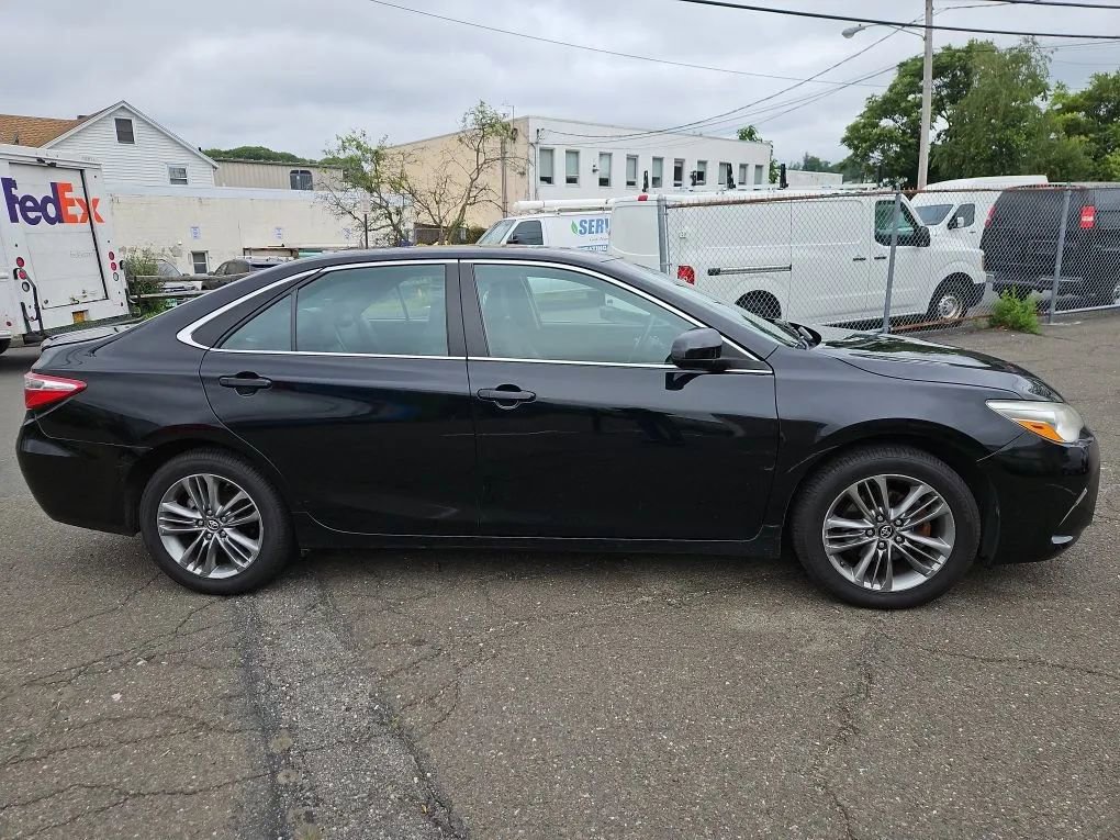Used 2017 Toyota Camry SE image 4