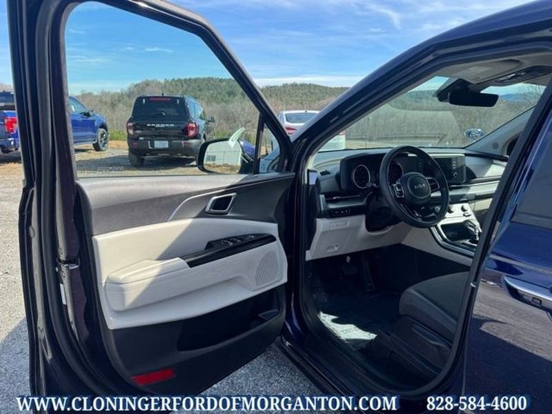 Used 2023 Kia Carnival LX image 12