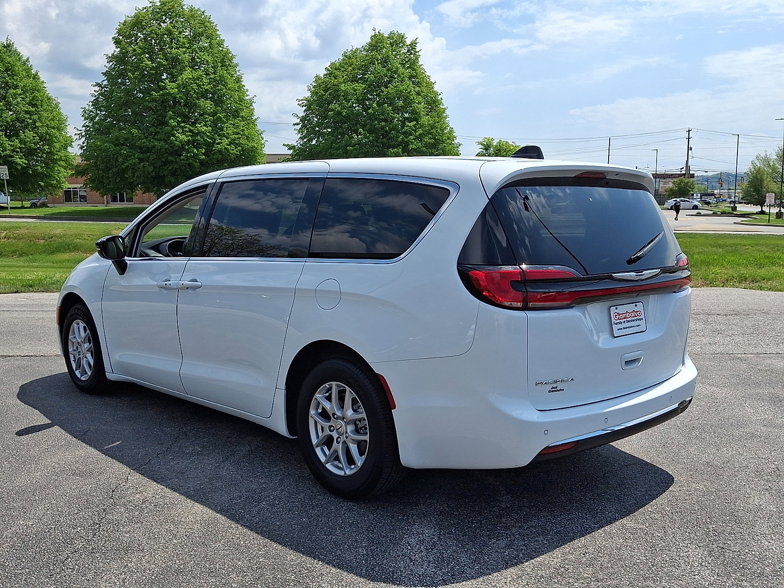 Used 2024 Chrysler Pacifica Touring-L FWD image 8