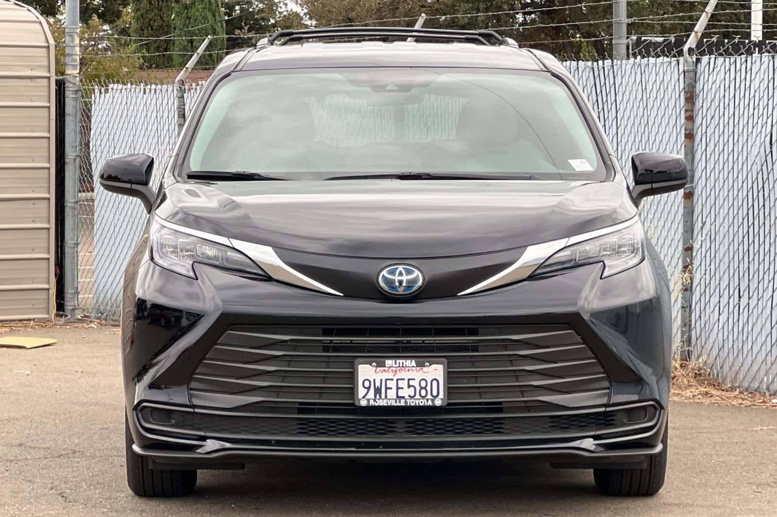 Certified 2025 Toyota Sienna LE FWD image 8