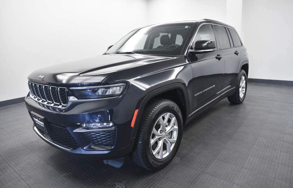 Used 2024 Jeep Grand Cherokee Limited image 3