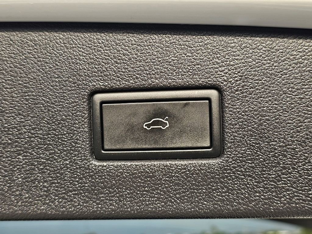 Used 2024 Volkswagen Tiguan SE R-Line image 12