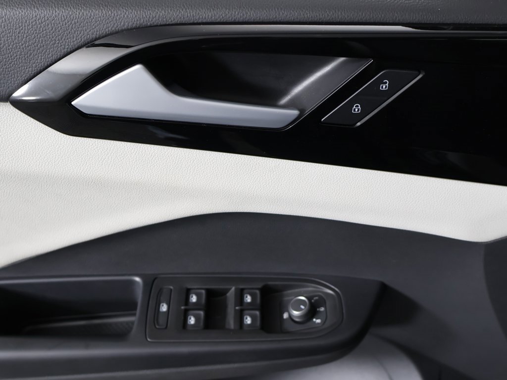 Used 2025 Volkswagen Taos S image 32